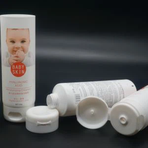 Műanyag cső babaápoló termékhez